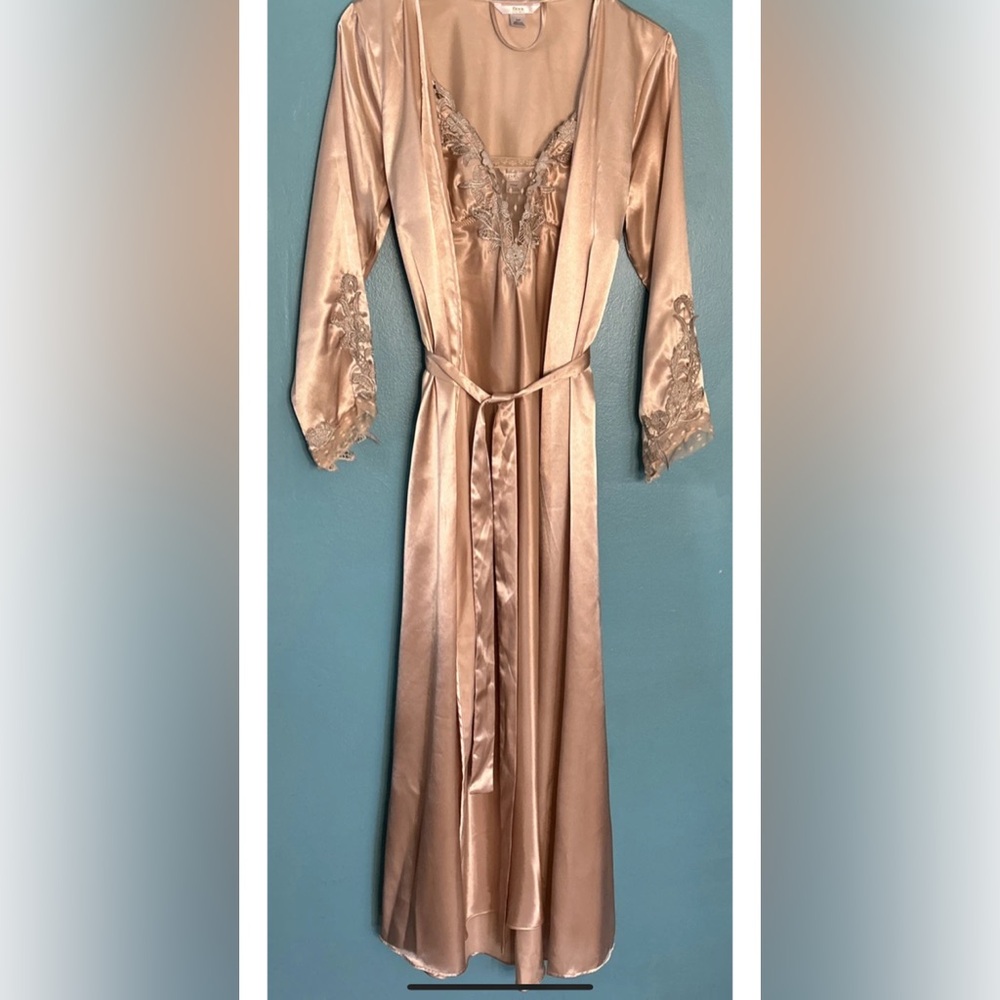 A two-piece set from Flora, consisting of a nightgown and robe. - Picture 10 of 11